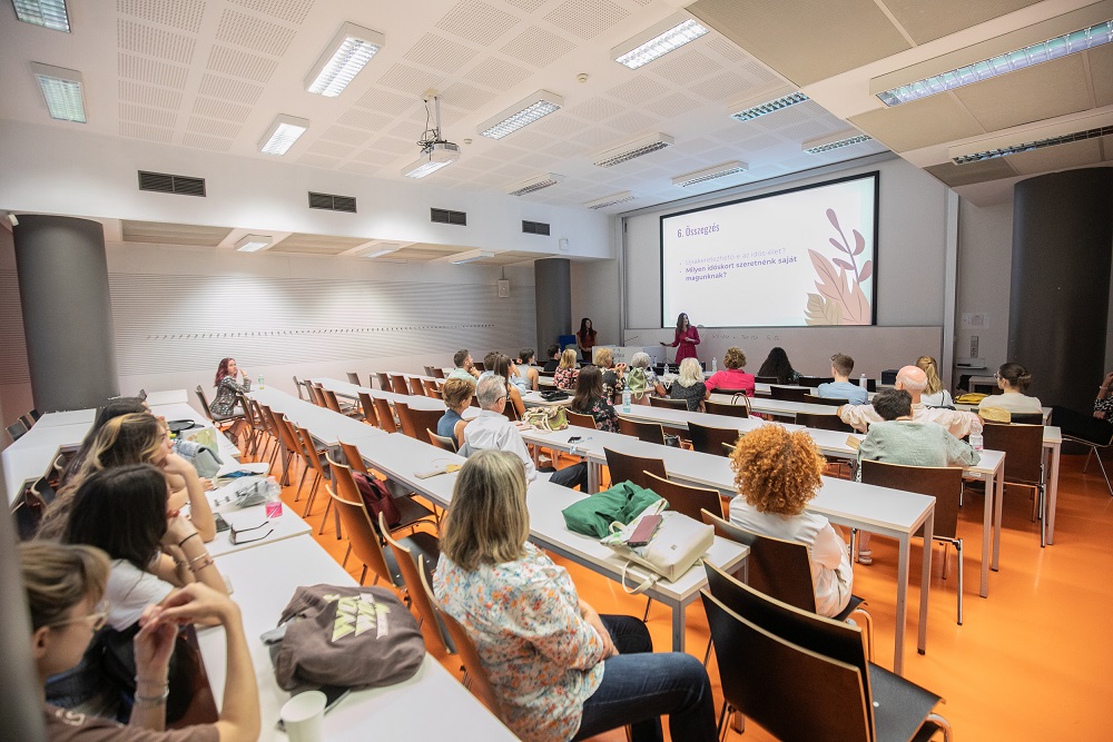 students sitting in the lecture hall during researchers night